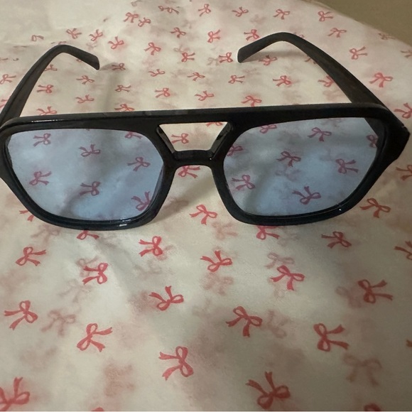 Stylish Black Oversized Women's Sunglasses - Picture 2 of 4